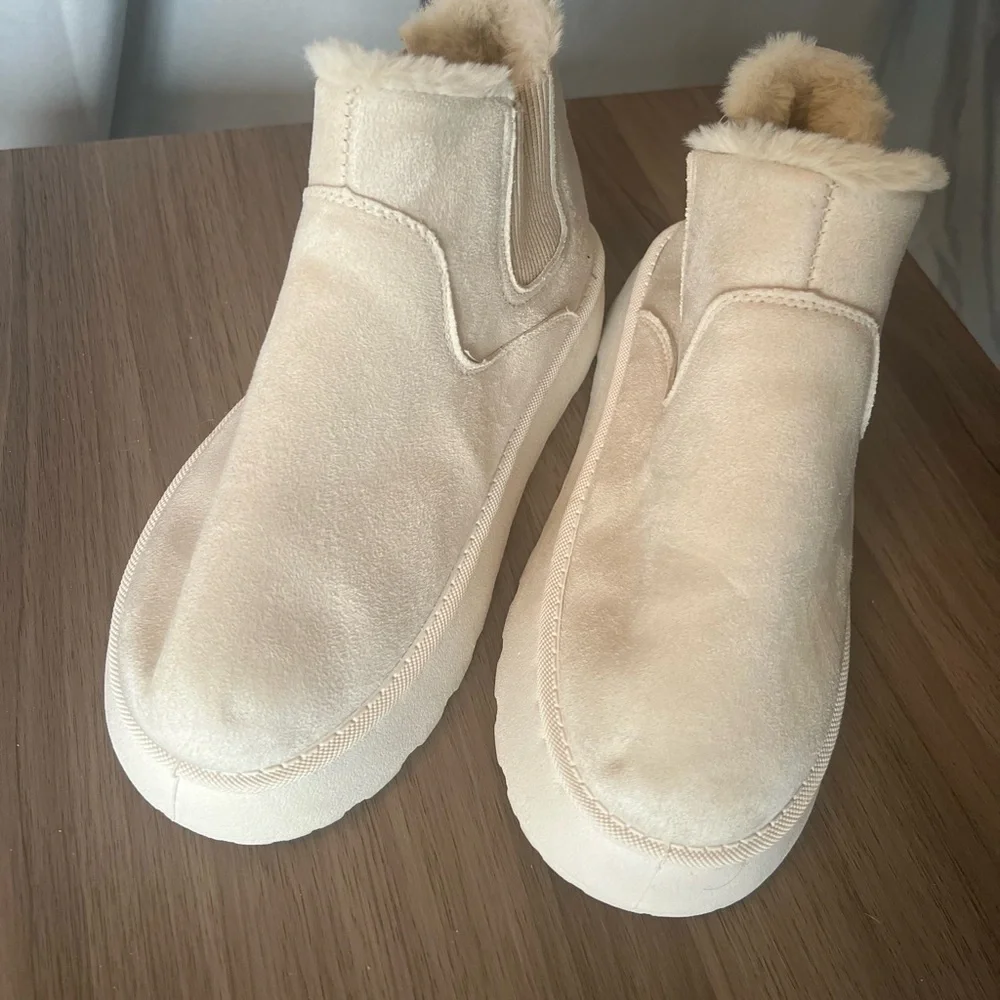 SEE LAST PHOTO FOR FLAW UGG LOOK ALIKE